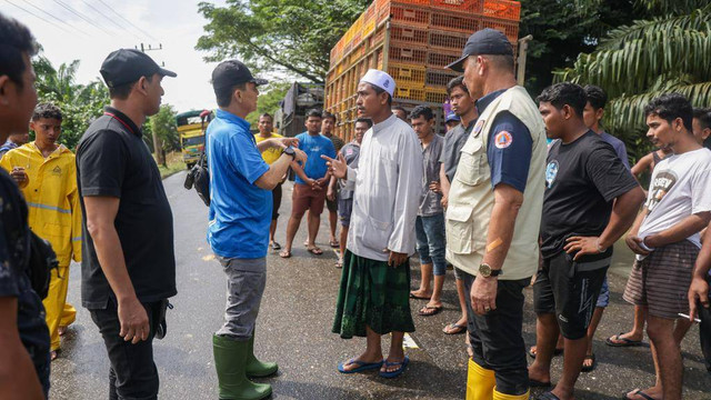 Gubernur Aceh, Achmad Marzuki berdialog dengan warga di Aceh Tamiang. Foto: Suparta/acehkini