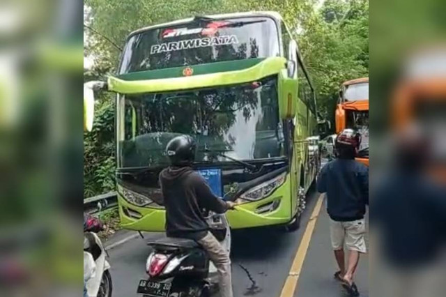 Sebuah bus yang dipaksa mundur di kawasan talud yang amblas di Jalan Jogja-Wonosari, Bantul. Foto: istimewa