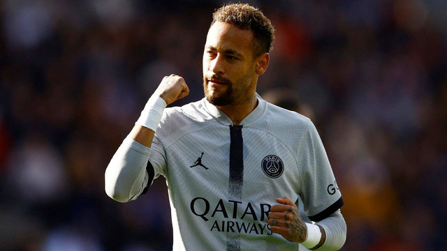 Pemain Paris St Germain Neymar merayakan gol pertama mereka saat melawan Lorient di pertandingan di Stade du Moustoir, Lorient, Prancis. Foto: Stephane Mahe/Reuters