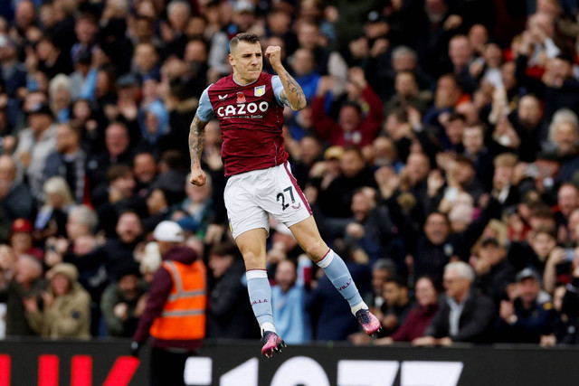 Pemain Aston Villa Lucas Digne merayakan mencetak gol kedua mereka saat hadapi Manchester United di Villa Park, Birmingham, Inggris, Minggu (6/11/2022). Foto: Action Images via Reuters/Jason Cairnduff