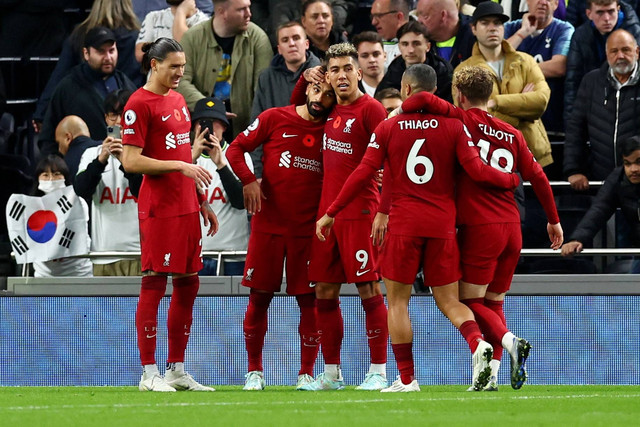 Pemain Liverpool Mohamed Salah merayakan gol kedua mereka dengan rekan satu tim di Tottenham Hotspur Stadium, London, Inggris, Minggu (6/11/2022). Foto: David Klein/REUTERS
