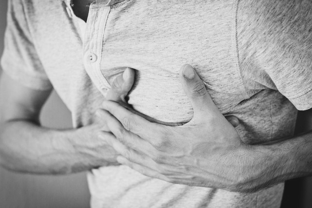 Cara mengobati sakit dada bagian tengah biasanya dilakukan sesuai dengan penyakit penyebabnya. Foto: Pexels.com