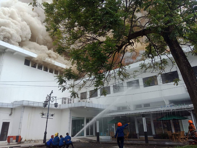 Balai Kota Bandung kebakaran. Foto: Arif Syamsul Ma'arif/kumparan