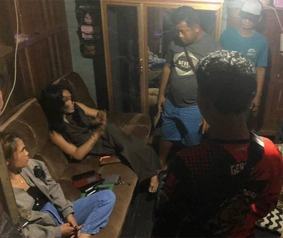 Seorang waria di Telaga Antang saat digerebek karena menjual narkoba jenis sabu. (FOTO: Dokumen Polisi).