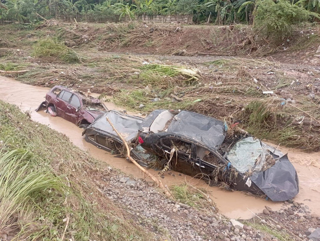  Mobil milik warga yang hanyut di aliran sungai Sihingas. Foto: Dok. Istimewa