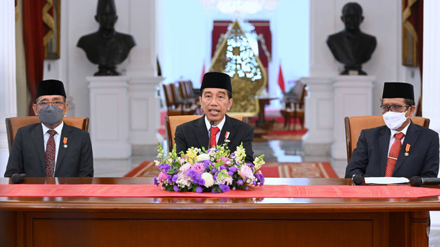 Presiden Jokowi menganugerahkan gelar pahlawan nasional kepada lima tokoh dari berbagai daerah di Istana Merdeka, Jakarta, Senin (7/11/2022). Foto: Muchlis Jr/Biro Pers Sekretariat Presiden