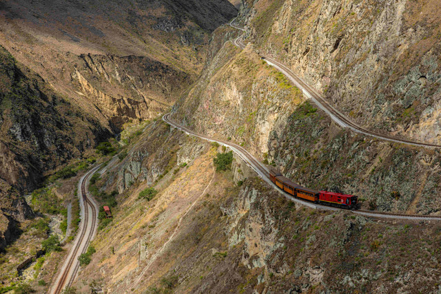 Jalur kereta paling bahaya di dunia. Foto: stephen reich/Shutterstock