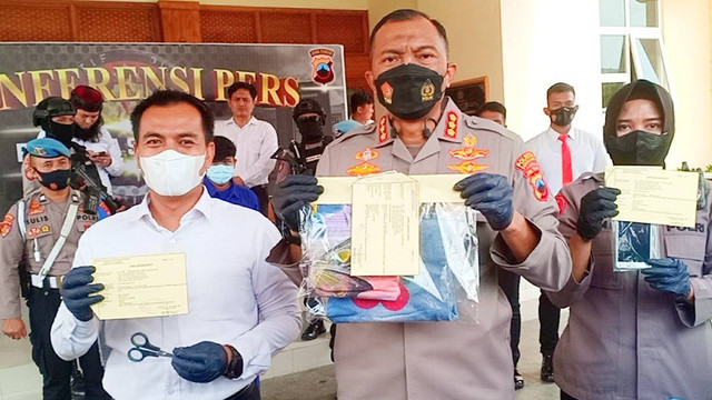 Kapolresta Solo, Kombes Polisi Iwan Saktiadi menunjukkan barang bukti yang digunakan pelaku untuk membuhun bayinya yang baru lahir, Senin (07/11/2022). FOTO: Agung Santoso