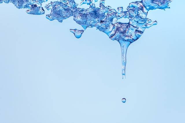 Ilustrasi peristiwa mencairnya es menjadi air. Foto: Unsplash/Victor Serban