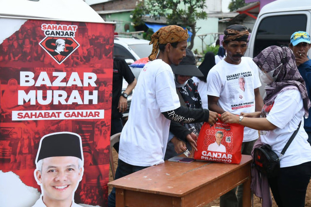 Relawan Sahabat Ganjar Pranowo menggelar kegiatan bazar murah hingga deklarasi dukungan di Karawang, Sabtu (5/11/2022). Foto: Dok. Istimewa