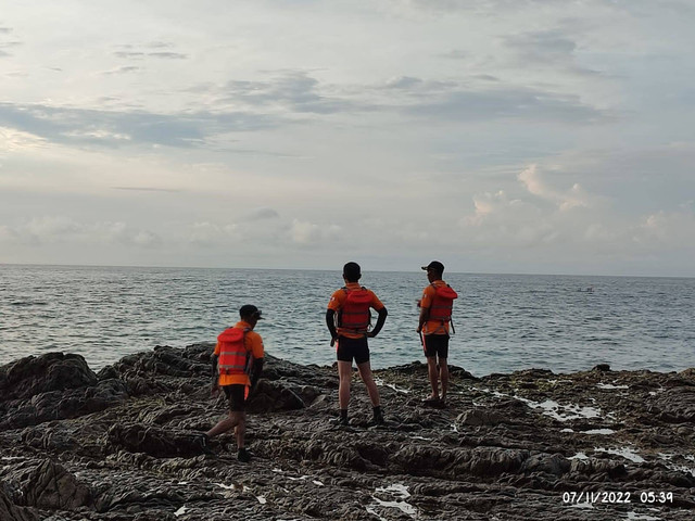 Petugas yang mencari warga Sleman yang hilang di Pantai Jungwok, Gunungkidul. Foto: istimewa