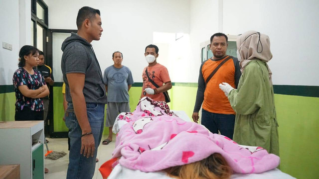 Jenazah GO saat divisum di rumah sakit. Foto: Dok Polsek Pemangkat