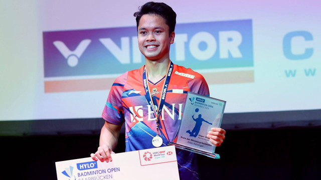 Anthony Ginting di podium juara Hylo Open 2022, Saarlandhale Saarbrucken, Jerman, Minggu (6/11/2022). Foto: PBSI