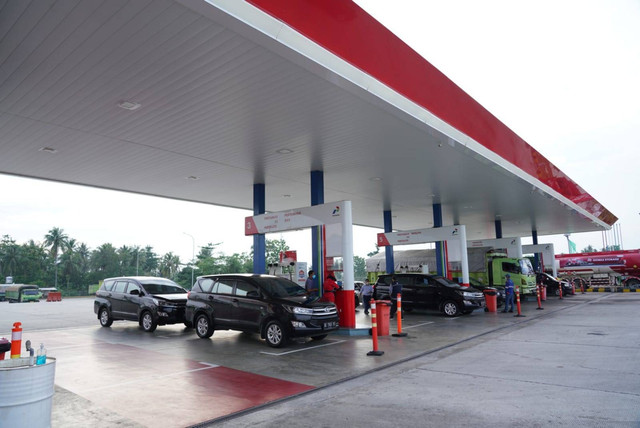 Kepolisian menangkap mobil-mobil yang diduga pakai plat palsu dan tangki yang sudah dimodifikasi untuk bisa beli BBM subsidi di SPBU RE Martadinata, Lemabang, Palembang, Senin (7/11/2022). Foto: Pertamina Patra Niaga