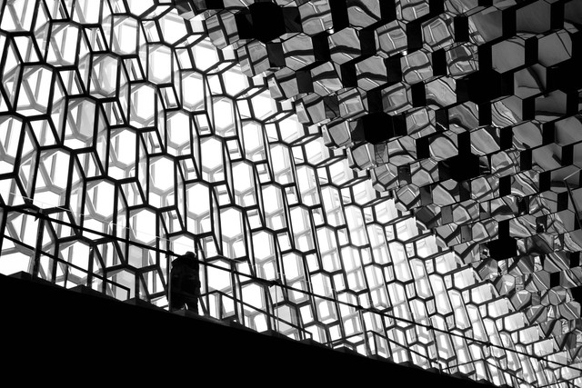 Ilustrasi Alat Utama Pembuatan Produk Kerajinan Lukisan Kaca. (Foto: Ezra Comeau | Pexels.com)