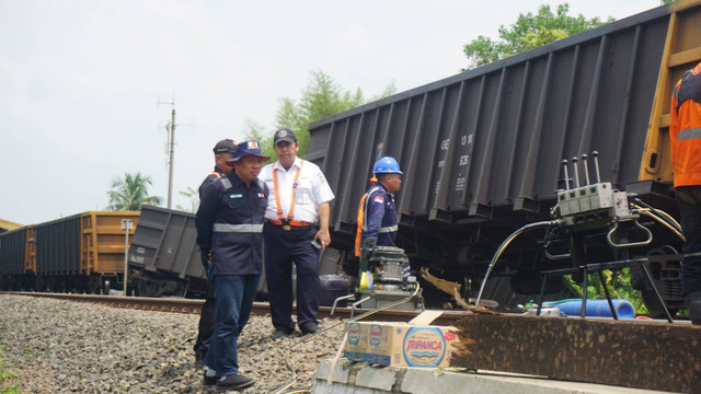 Evakuasi kereta api babaranjang yang tabrakan di jalur I Stasiun Rengas, Lampung Tengah. | Foto: Ist