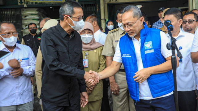 Pj Gubernur DKI Jakarta, Heru Budi Hartono bersama Mendag Zulkifli Hasan dan Kepala Badan Pangan Nasional Arief Prasetyo Adi meninjau Pasar Induk Beras Cipinang, Jakarta Timur, Senin (7/11/2022) pagi. Foto: PPID DKI Jakarta