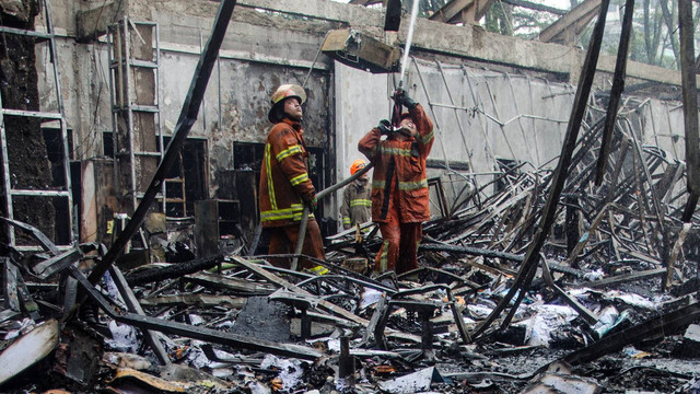 Petugas pemadam kebakaran melakukan proses pendinginan usai kebakaran gedung Bappelitbang di kawasan perkantoran Pemkot Bandung, Balai Kota Bandung, Jawa Barat, Senin (7/11/2022). Foto: Novrian Arbi/Antara Foto