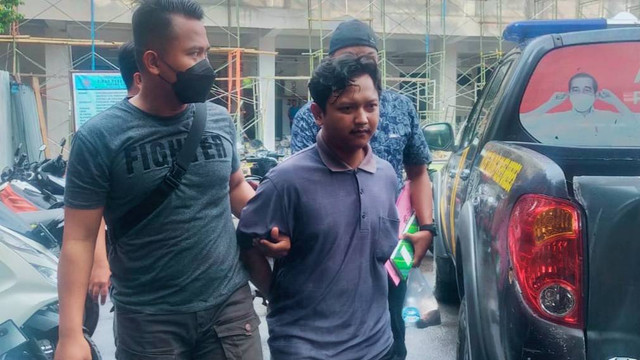 Bocah enom sing inisialé AR (21) wayah digiring polisi.
