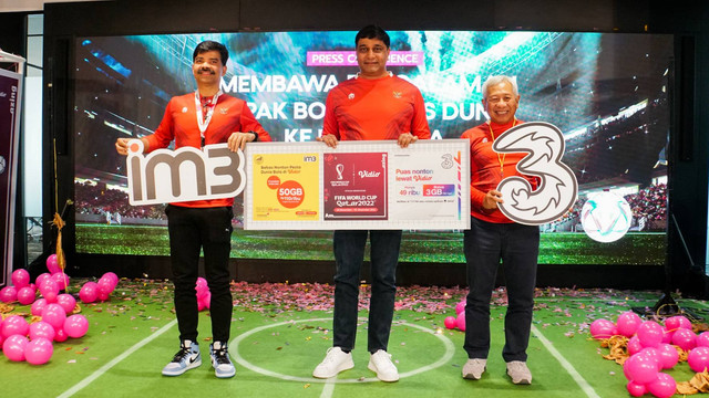 CEO IOH Vikram Sinha (tengah), Director & Chief Regulatory Officer IOH Muhammad Buldansyah (kanan) dan Chief Commercial Officer IOH Ritesh Kumar Singh (kiri) saat peluncuran paket layanan IM3 dan 3 di Jakarta, Senin (07/11) Foto: Indosat Ooredoo Hutchison