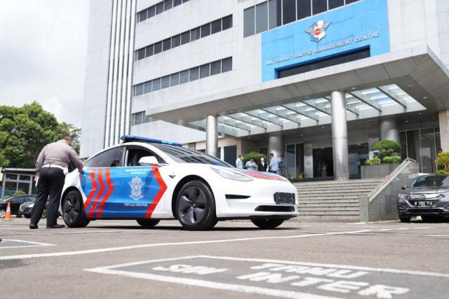 Mobil Patwal Tesla Model 3 milik Korlantas Polri. Foto: dok. Prestige Motorcars