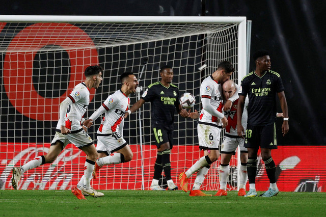 Selebrasi pemain Rayo Vallecano usai mencetak gol ke gawang Real Madrid pada pertandingan lanjutan Liga Spayol di Campo de Futbol de Vallecas, Madrid, Spanyol. Foto: Susana Vera/REUTERS