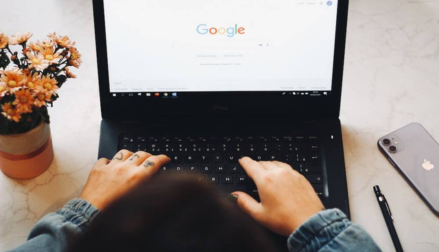 Ilustrasi mencari informasi di Google Chrome. Foto: Unsplash.com