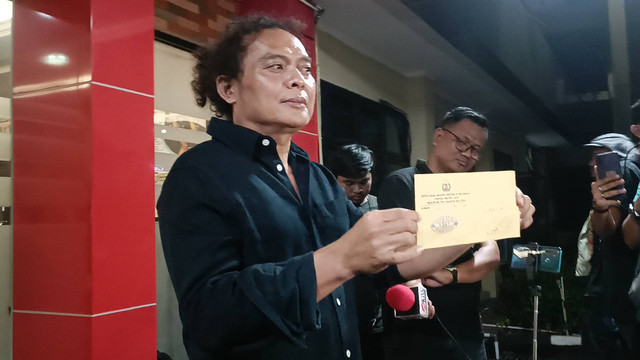 Deolipa Yumara tanyakan perkembangan laporannya terhadap Angel Lelga dan Feni Rose, Polres Jakarta Selatan, Senin (7/11/2022). Foto: Giovanni/kumparan