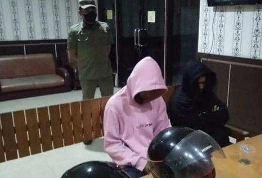 Dua pelaku pencurian helm saat diamankan di Mapolsek Pahandut.