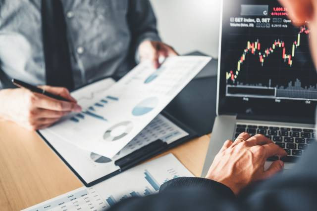 Ilustrasi daftar Saham Syariah terbaru. Foto: Shutterstock