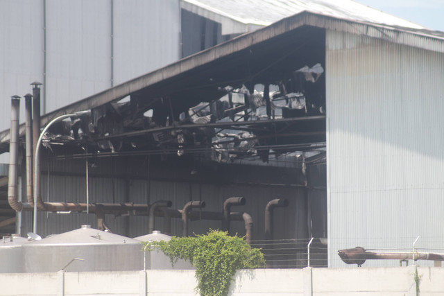 Kebakaran yang melahap pabrik rokok Gudang Garam di Kediri berhasil dipadamkan. Foto: Rino Hayyu Setyo/kumparan