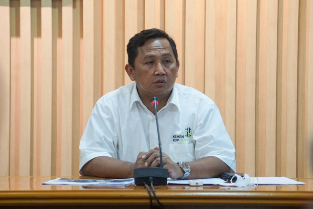 Deputi Perkoperasian Kementerian Koperasi dan UMKM Ahmad Zabadi saat memberikan keterangan terkait Minyak Makan Merah di Kementerian Koperasi dan UMKM, Jakarta pada Selasa (8/11). Foto: Iqbal Firdaus/kumparan