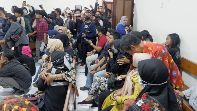 Ricuh sempat terjadi di sidang putusan kasus kejahatan jalanan atau klitih yang menewaskan pelajar bernama Daffa Adzin Albasith (17) di Pengadilan Negeri Yogyakarta, Selasa (8/11). Foto: Arfiansyah Panji/kumparan