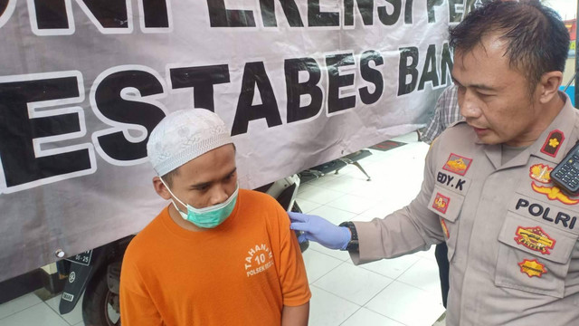 Pers rilis kasus penganiayaan di Mapolsek Regol pada Selasa (8/11/2022). Foto: Dok. Istimewa