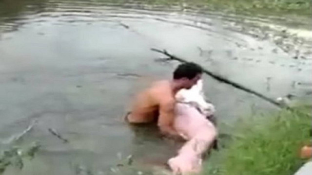 Evakuasi mayat dalam karung dari parit di Pangkalan Kerinci, Pelalawan, Riau. (Tangakapan Layar/Istimewa)