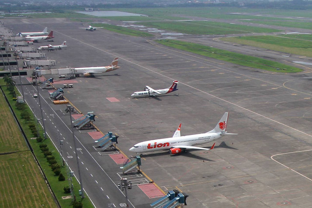 Sejumlah pesawat udara terparkir di apron Bandara Internasional Juanda Surabaya di Sidoarjo, Jawa Timur, Selasa (8/11/2022). Foto: Umarul Faruq/ANTARA FOTO