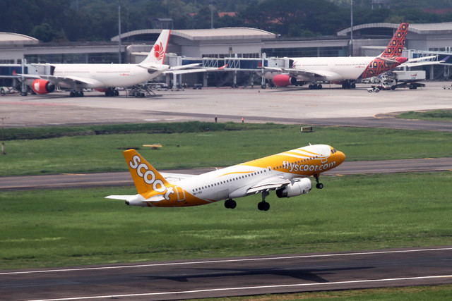 Pesawat udara lepas landas di Bandara Internasional Juanda Surabaya di Sidoarjo, Jawa Timur, Selasa (8/11/2022). Foto: Umarul Faruq/ANTARA FOTO