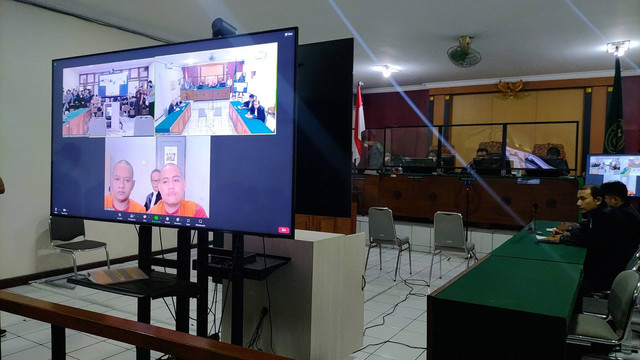 Dua terdakwa kasus klitih atau kejahatan jalanan di Gedongkuning yaitu Hanif Aqil Amrulloh (19) dan Andi Muhammad Husein Mazhahiri (20) menjalani sidang putusan di Pengadilan Negeri Yogyakarta atau PN Yogyakarta, Selasa (8/11). Foto: Arfiansyah Panji/kumparan