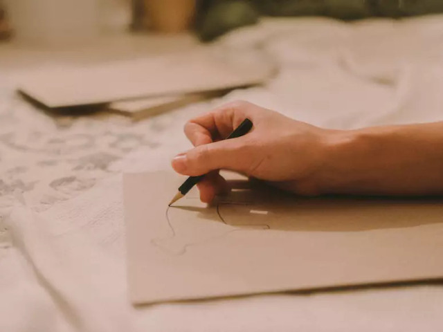 https://unsplash.com/@groove328 - jelaskan fokus dari menggambar bentuk