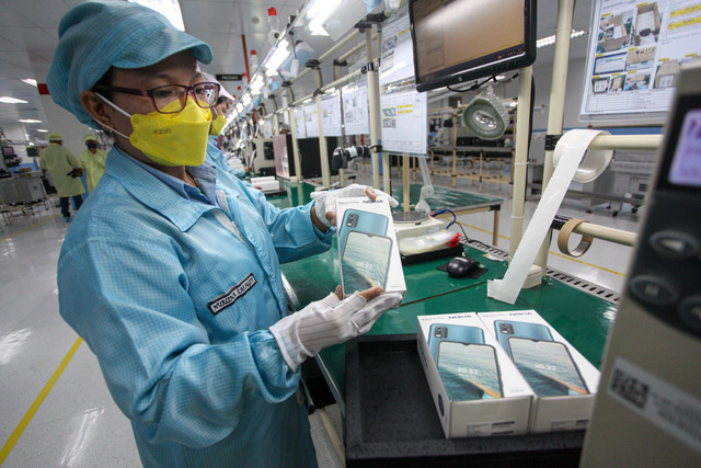 Proses perakitan HP di Pabrik PT Sat Nusapersada, Batam. Foto: Dok. HMD Global