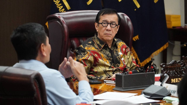 Direktur Jenderal HAM, Mualimin Abdi, (berbaju putih) bersama Menkum HAM, Yasonna Laoly, saat berdiskusi persiapan Indonesia menjelang sidang  Universal Periodic Review (UPR), yang akan berlangsung pada 9 – 11 November 2022 di Jenewa Swiss. (Foto: Ditjen HAM/Kemenkumham)