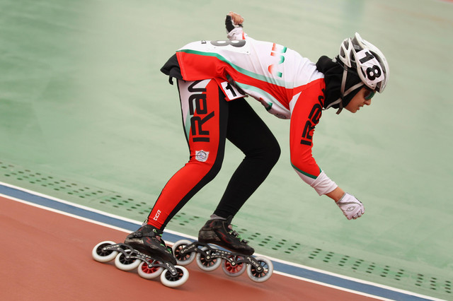 Niloufar Mardani dari Iran beraksi selama Perlombaan Penghapusan Poin+10000m Roller Sports Women di Velodrome Guangzhou pada hari kedua belas Asian Games ke-16 Guangzhou 2010 pada 24 November 2010 di Guangzhou, Cina. Foto: Richard Heathcote/Getty Images