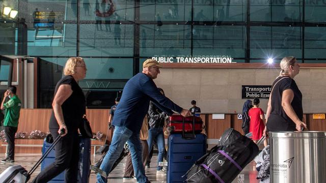 Warga negara asing berjalan saat tiba di Terminal 3, Bandara Internasional Soekarno-Hatta, Tangerang, Banten, Selasa (8/11/2022). Foto: Muhammad Adimaja/Antara Foto