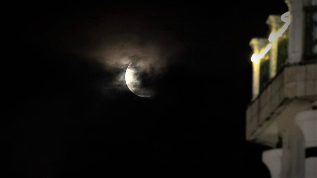 Bulan tertutup awan saat gerhana terlihat dari depan Masjid Raya Baiturrahman, Banda Aceh. Foto: Abdul Hadi/acehkini    