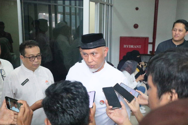 Gubernur Sumbar Mahyeldi saat diwawancarai media di Padang, Jumat (4/11/2022). Dokumentasi: Diskominfotik Sumbar