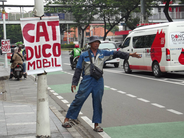 Jasa cat duco mobil pinggir jalan di Kramat Raya. Foto: Rizki Fajar Novanto/kumparan
