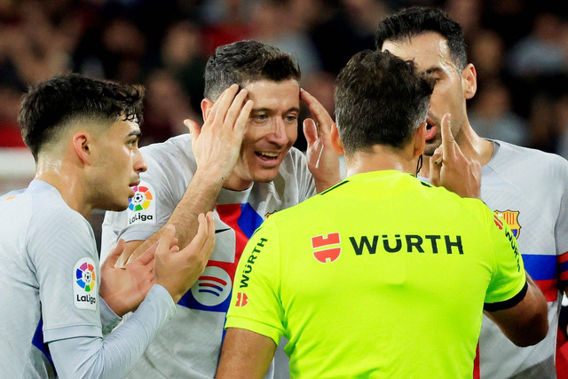 Pemain FC Barcelona Robert Lewandowski memprotes wasit setelah diganjar kartu merah saat melawan Osasuna pada pertandingan lanjutan Liga Spanyol di stadion El Sadar, Pamplona, Spanyol. Foto: Vincent West/REUTERS