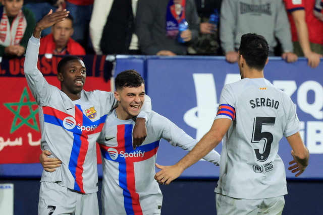 Selebrasi pemain FC Bacelona Pedri usai mencetak gol ke gawang Osasuna pada pertandingan lanjutan Liga Spanyol di stadion El Sadar, Pamplona, Spanyol. Foto: Vincent West/REUTERS