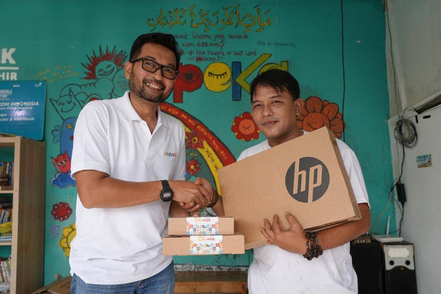 Penyerahan bantuan perangkat elektronik hasil restorasi program Eduvice kepada Komunitas Belajar Taman Baca PEKA. Foto: dok. Telkom