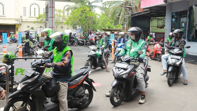 Gerbong Pecinta Sandiuno menggelar aksi bantuan subsidi BBM kepada para driver ojol dan pesan antar di Banyumas. Foto: Dok. Istimewa